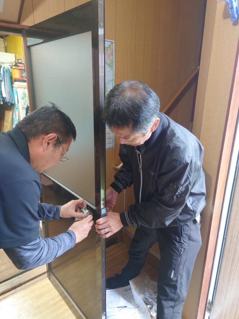 ドアノブ交換をして頂いています